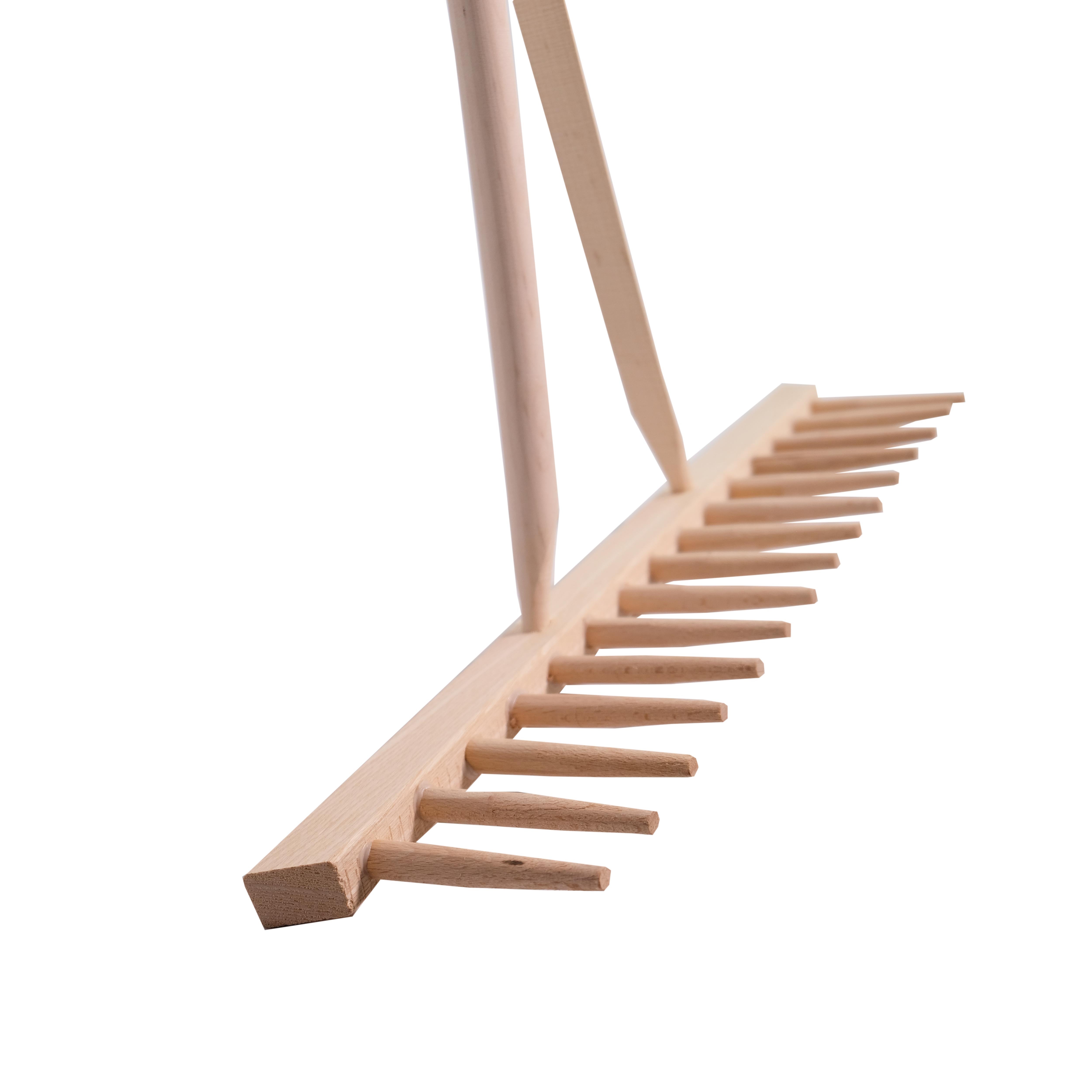 Holzrechen mit gespalt. Stiel
