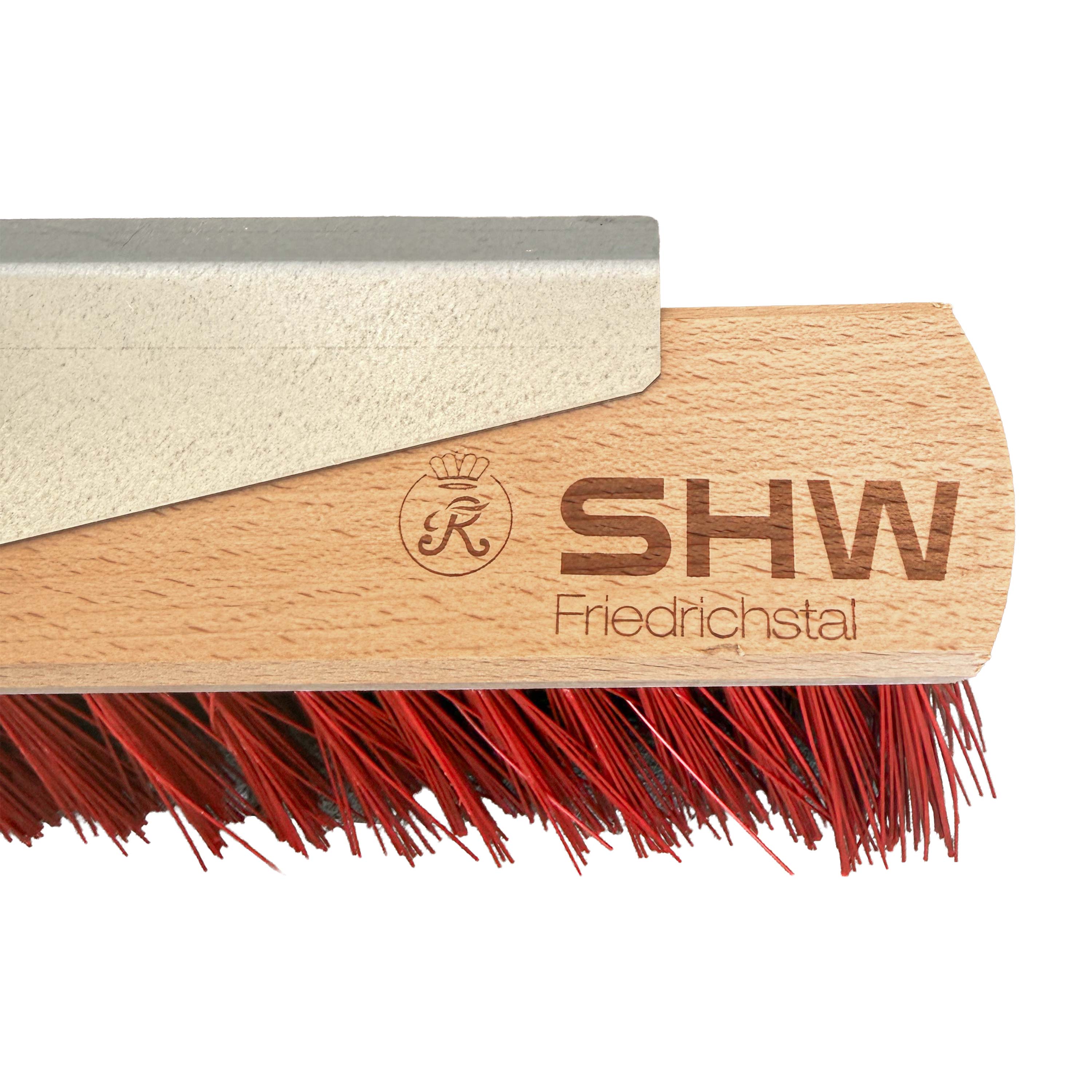 Detailaufnahme des SHW Friedrichstal Straßenbesens mit Markenlogo auf Holz und robusten roten Borsten